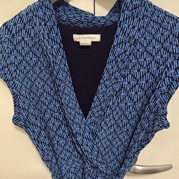 Liz Claiborne Faux Wrap Cap Sleeve Dress in Blue Geometric Pattern. Size Small - Picture 3 of 4